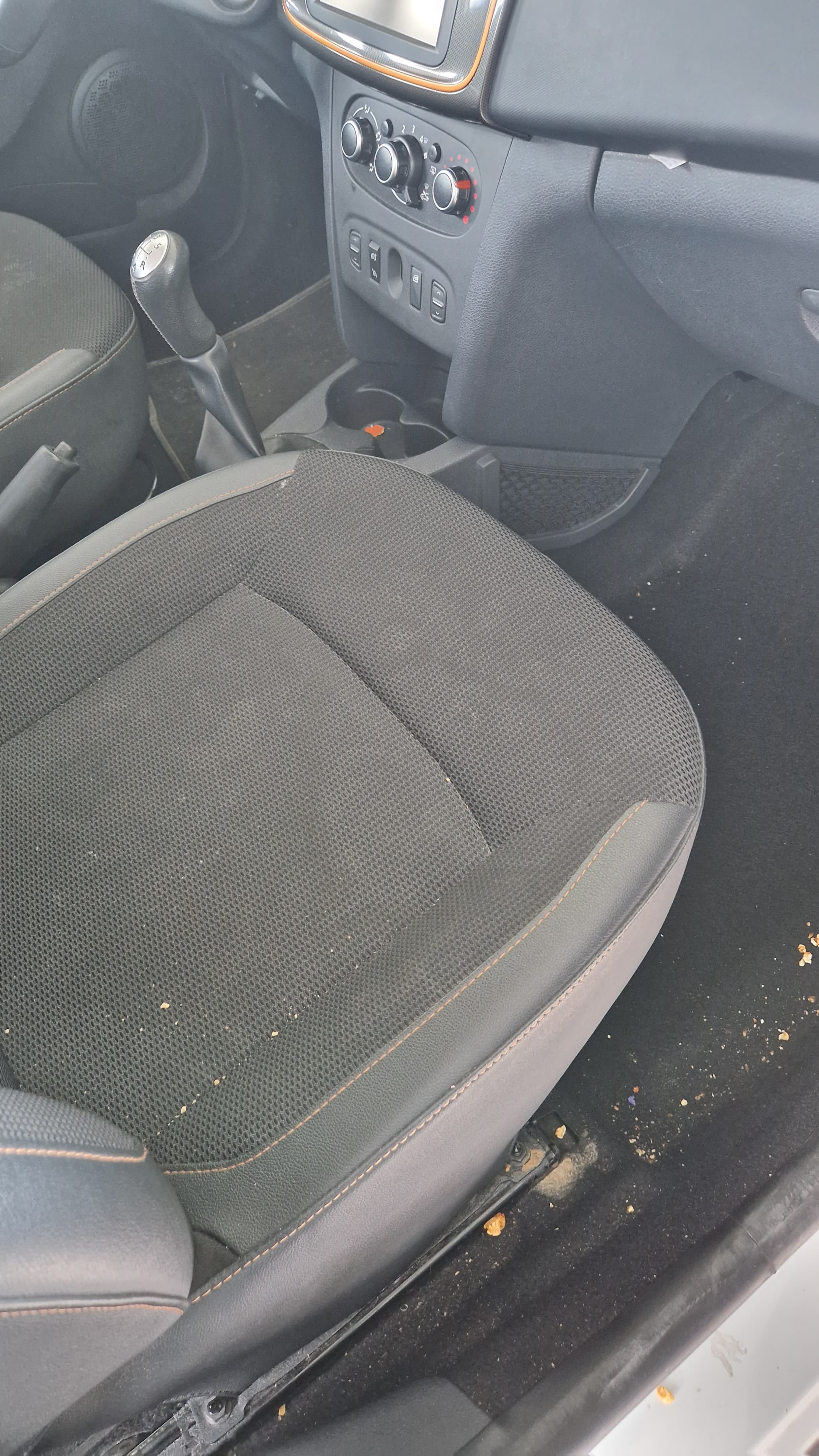 Interior coche antes — detailing verano Sagunto