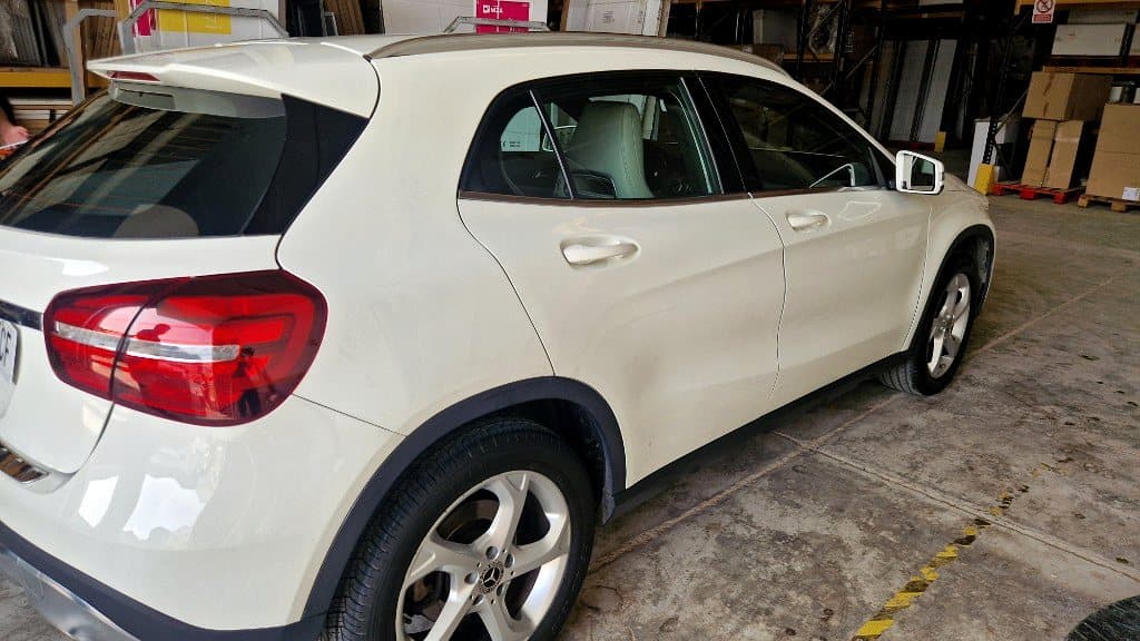 Exterior Mercedes blanco recién detallado por ONYX
