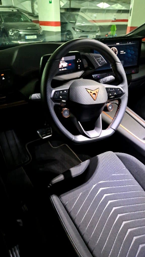 Interior Cupra detallado con acabado natural ONYX