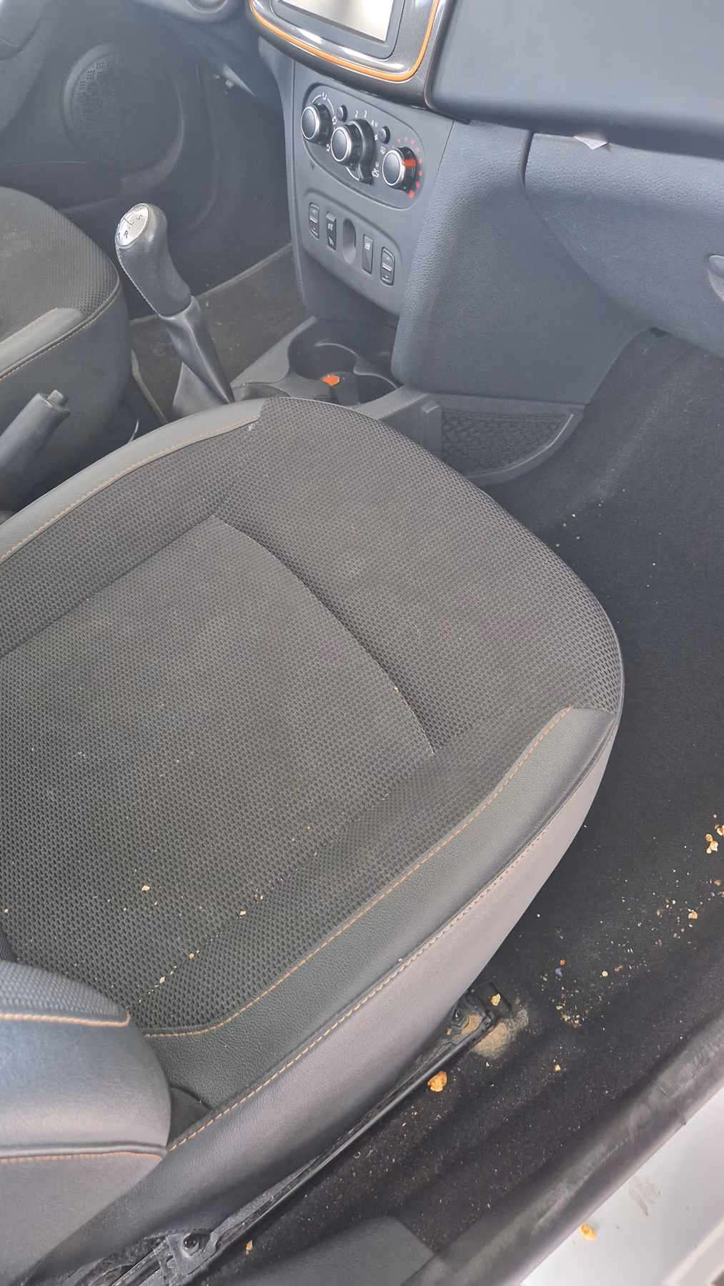 Interior de coche antes de la limpieza en Sagunto